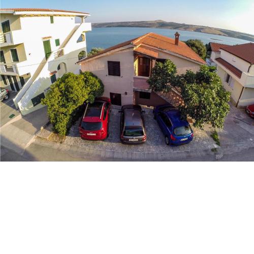 Lovely Apartment In Posedarje With Wifi