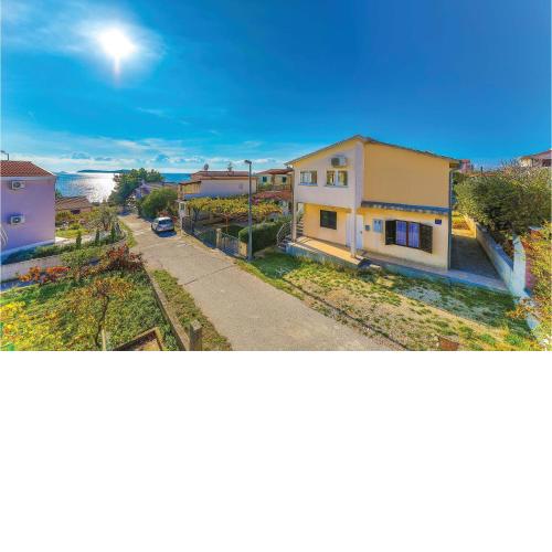Lovely Apartment In Rogoznica With House Sea View