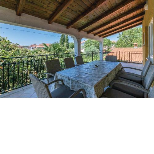 Lovely Apartment In Rovinjsko Selo With Kitchen
