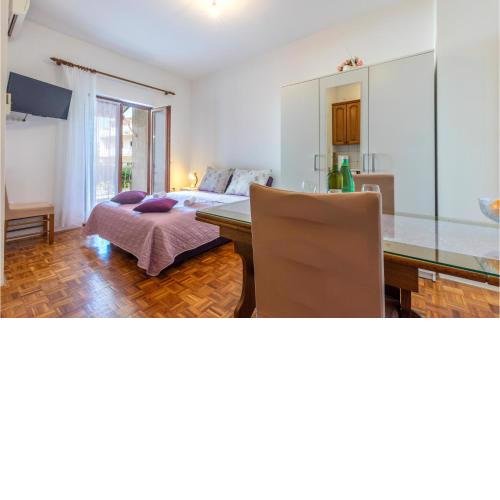 Lovely Apartment In Stobrec With Wifi
