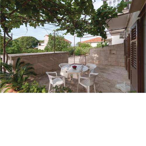 Lovely Apartment In Supetar With Kitchen