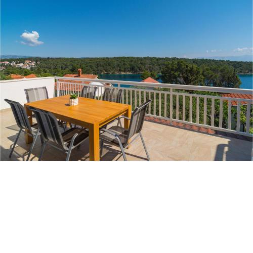 Lovely Apartment In Vrboska With House Sea View