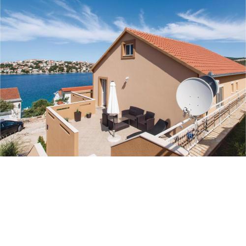 Lovely Apartment In Zatoglav With Wifi