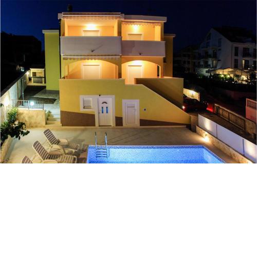 Lovely Apartment In Zecevo Rogoznicko With Wifi