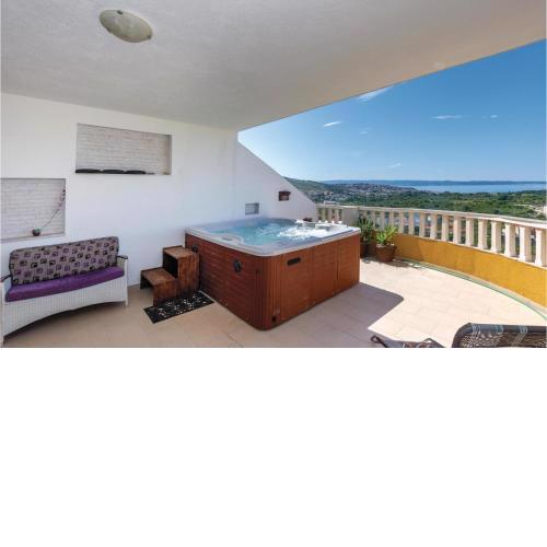 Lovely Apartment In Zrnovnica With Jacuzzi