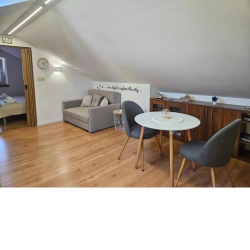 Lovely attic apartman-Melani