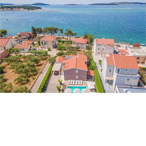 Lovely Home In Brodarica With Jacuzzi