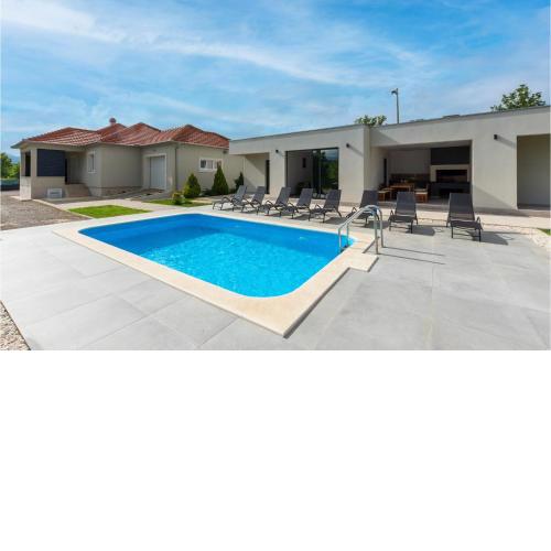 Lovely Home In Dicmo With Wifi