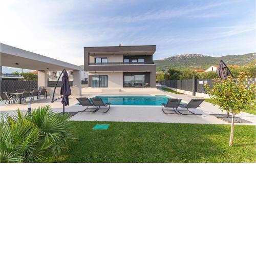 Lovely Home In Kastel Stari With Kitchen