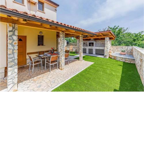 Lovely Home In Liznjan With Wifi