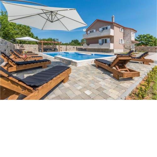 Lovely Home In Perusic Donji With Wifi