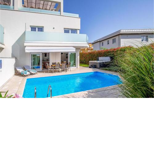 Lovely Home In Premantura With Jacuzzi