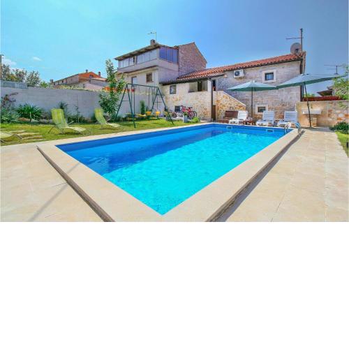 Lovely Home In Prhati With Jacuzzi