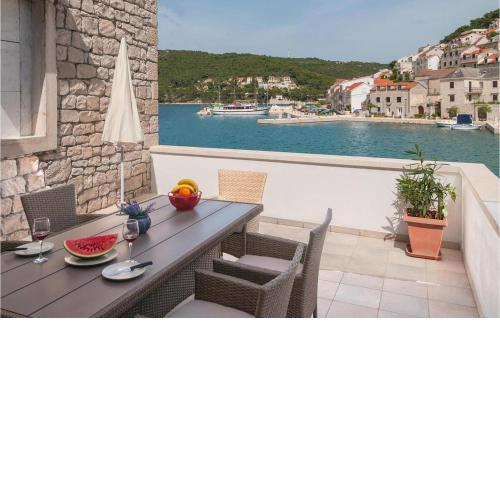 Lovely Home In Pucisca With House Sea View