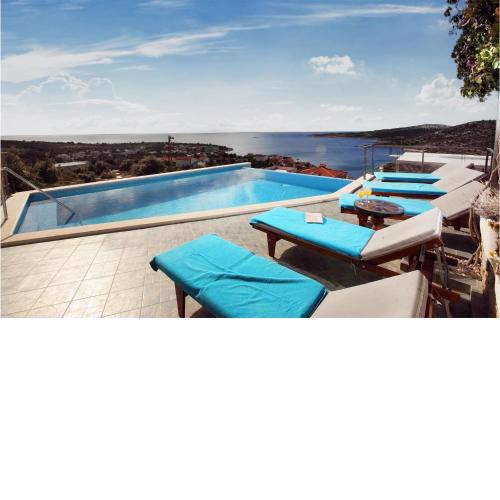 Lovely Home In Rogoznica With Jacuzzi