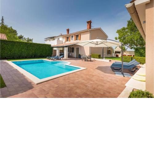 Lovely Home In Sv,kirin With Kitchen