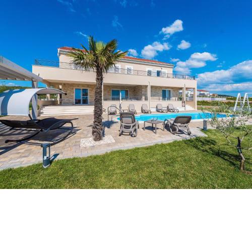 Lovely Villa in Debeljak with Heated Private Pool
