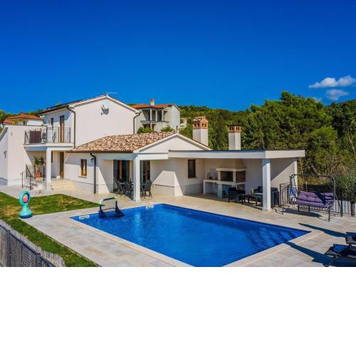 Lush villa in Sv Lovre Labinski with private pool