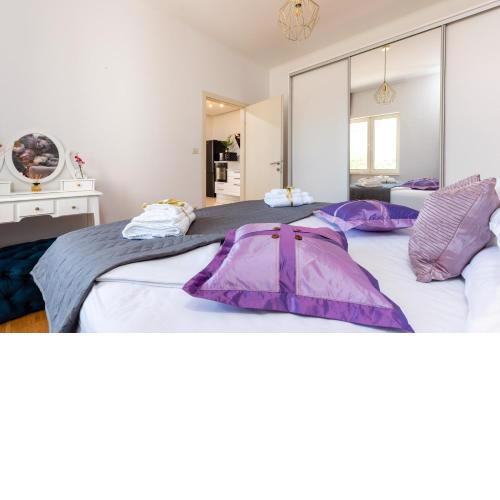 Luxa 5 min old town, 10 min airport