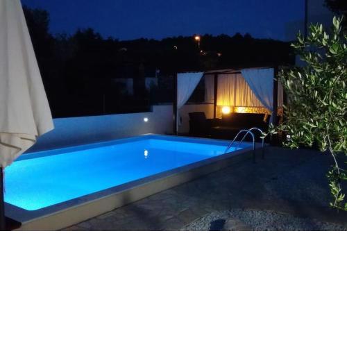 Luxe apartment with private pool near sea