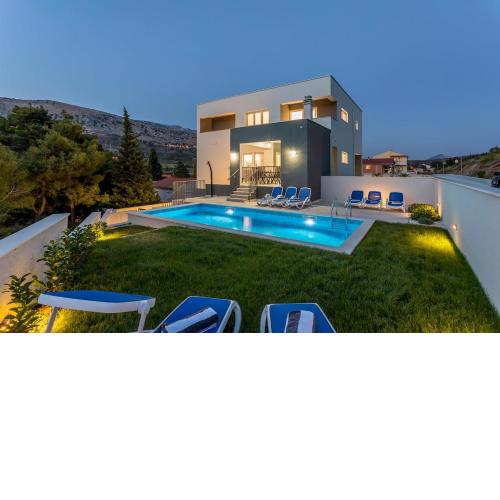 Luxe villa with pool, jacuzzi, and sauna