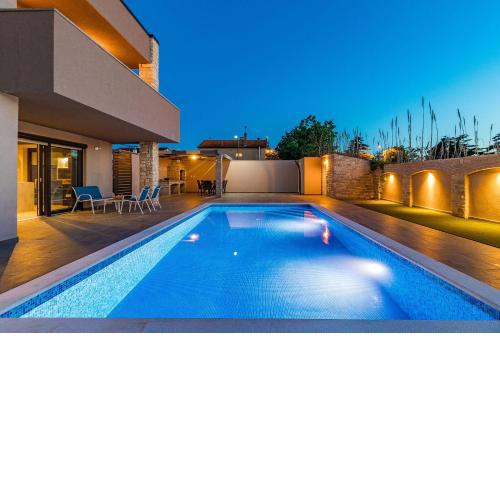 Luxuriöse Villa mit privatem Pool und Sonnenterrasse