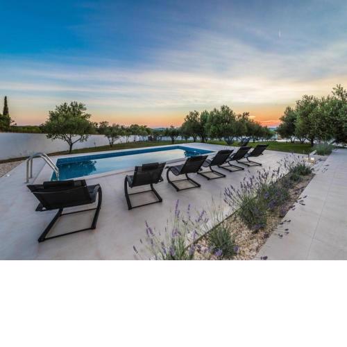 Luxurious Villa in Debeljak with Swimming Pool