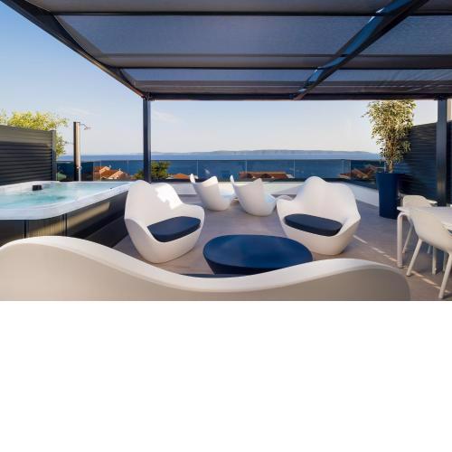 Luxury apartment- balcony- private rooftop and jacuzzi- common pool