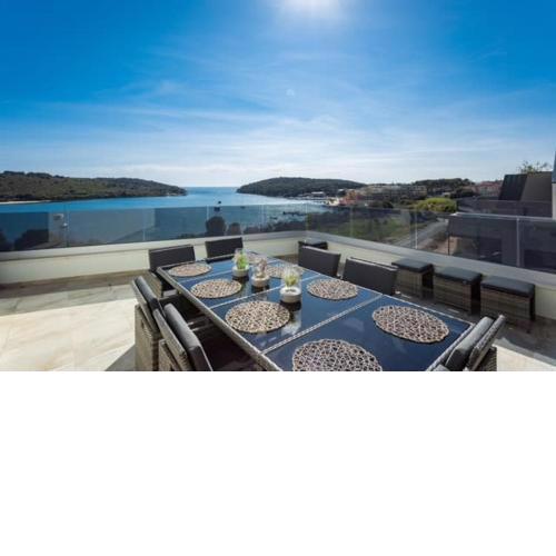Luxury apartment Anto with sea view and balcony