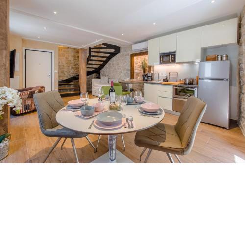 Luxury Apt Petra in 400 year old stone house 4+2