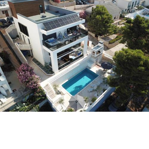 Luxury Beachfront Villa Carlisa