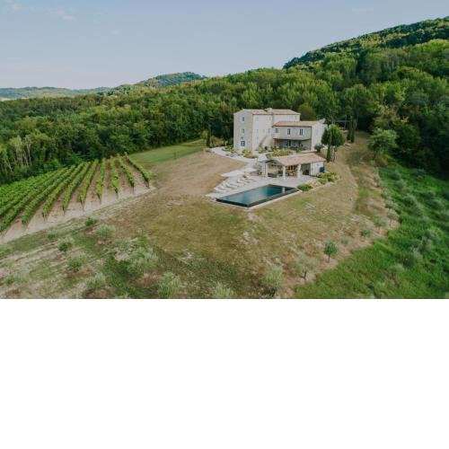 Luxury estate with 6 hectares land near hilltop town Motovun