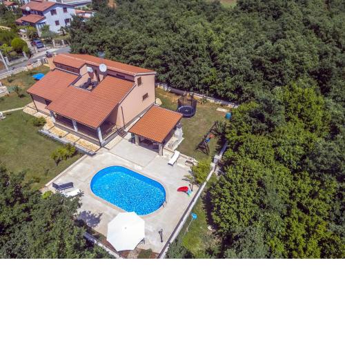 Luxury experience in Villa Lucia with heated pool and Play station 4