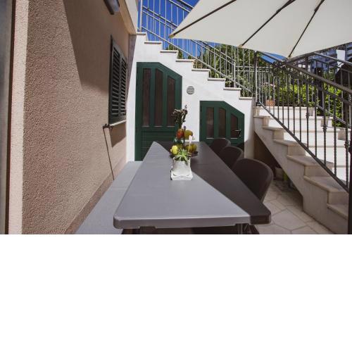 Luxury modern house just 1 min walk to the beach
