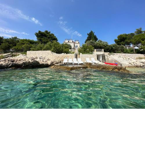 Luxury Seaside Villa with child friendly Indoor Pool, Sauna and Mediterranean Garden - Miolin Beach House