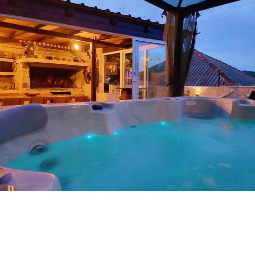 Luxury Sunrise Jacuzzi Apts, 50 m from the beach