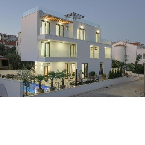 Luxury Villa -Heated Pool -Jacuzzi
