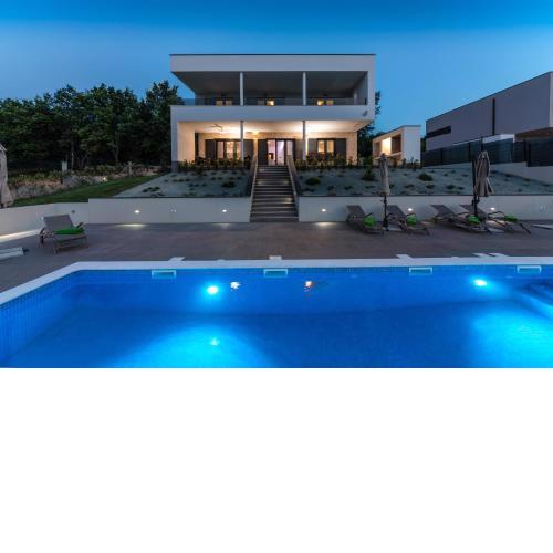 Luxury Villa Althea with large garden and Pool Heating