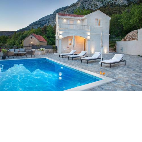 Luxury villa Atrium in Tučepi, heated pool