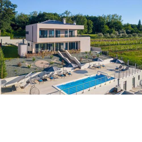 Luxury Villa Callista with large garden and Pool Heating
