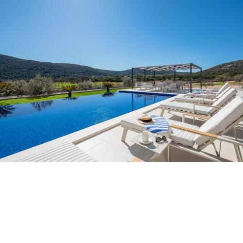 Luxury Villa Dolac near Split, airport, complete privacy, infinity heated pool
