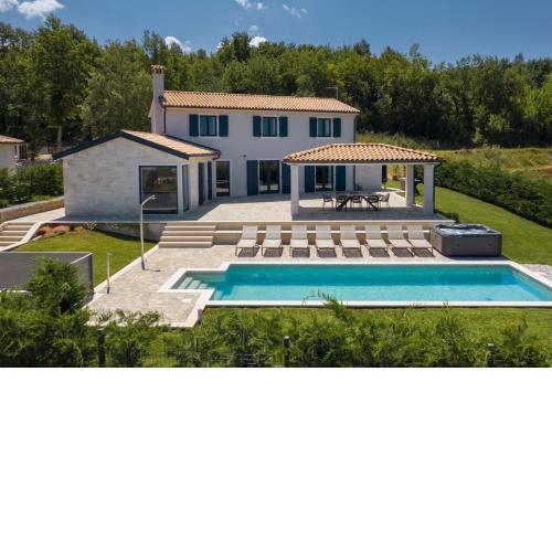 Luxury villa Edoardo with pool in Visinada