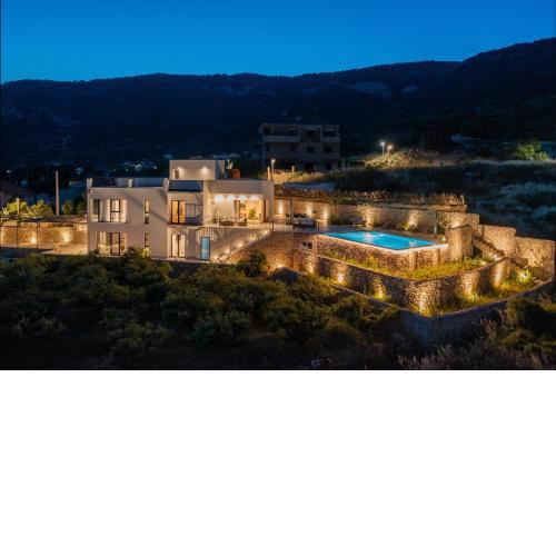 Luxury Villa Envivo Komiža with heated pool and professional gym