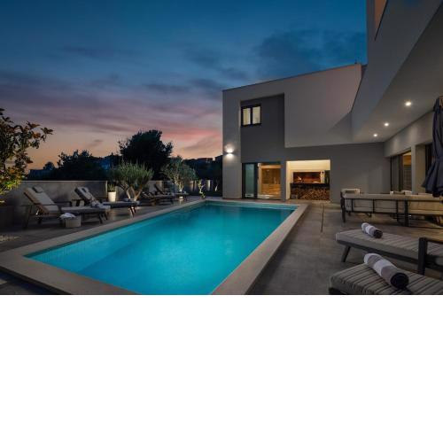 Luxury Villa IN with Heated Pool