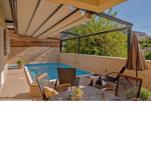 Luxury Villa LeLu with heated saltwater pool, parking, high speed Internet, BBQ,