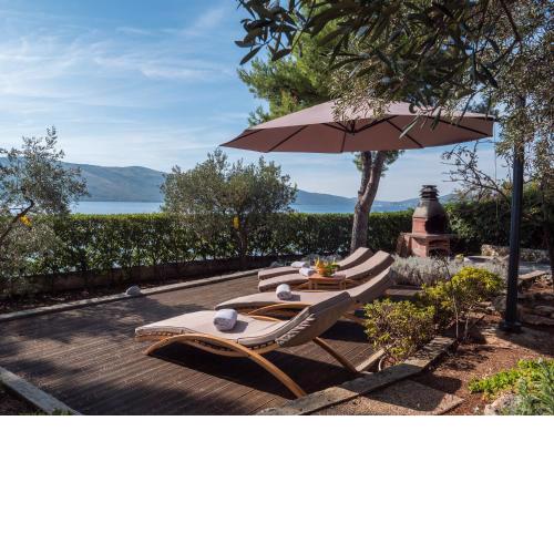 Luxury Villa on the Beach with sunny Garden, Parking