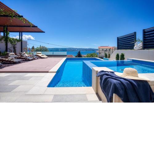 LUXURY VILLA PARADISE 120m from sandy beach, heated pool, billiard, max 12 pax