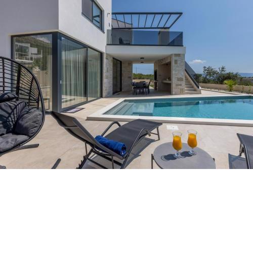 Luxury Villa RoMa 1 ,with heated saltwater pool, parking, high speed Internet, BBQ,