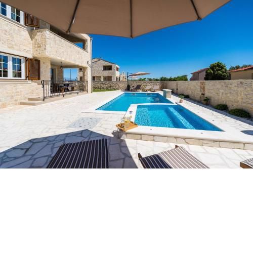 Luxury villa with heated pool and jacuzzi 02