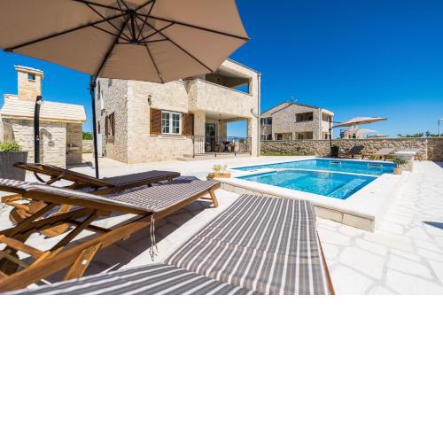 Luxury villa with heated pool, jacuzzi and sauna 01 - by TA Leut Agency